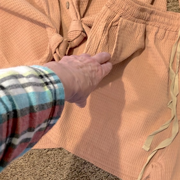 LISTICLE.  TWO PIECE SHORT SET. L/S BLOUSE AND SHORTS. SIZE MEDIUM. SALMON COLOR - Picture 4 of 11